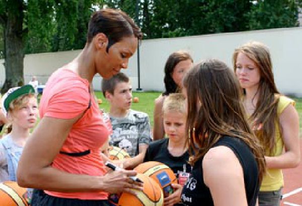 olympia-signs-autographs